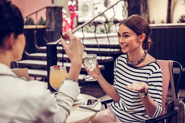 Mujer feliz positiva hablando con su amigo — Foto de Stock