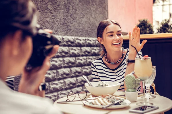 Radostné šťastná žena ukazuje její zásnubní prsten — Stock fotografie