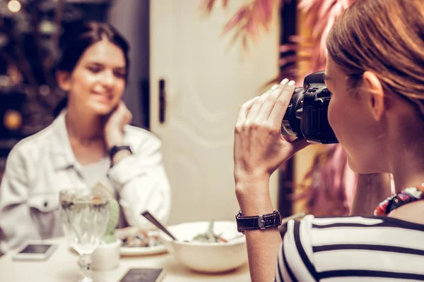 Jovem bonita usando sua câmera de fotos — Fotografia de Stock