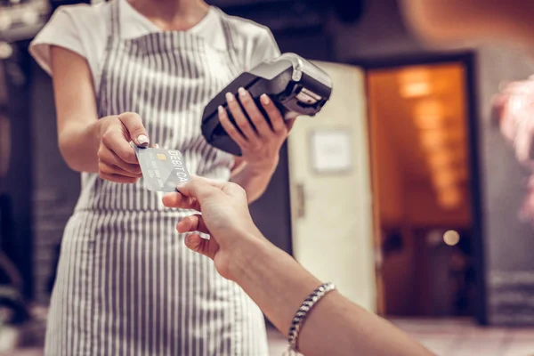 사용 중인 직불 카드 닫기 — 스톡 사진