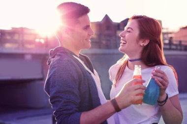 Onun yakışıklı erkek arkadaşı ile vakit geçirmek beyaz t-shirt Gülen zencefil kız