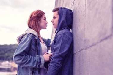 Kararlı uzun saçlı zencefil kız özenle erkek arkadaşı bakıyor