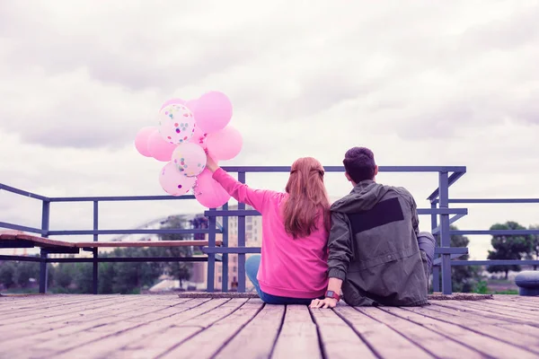 Preciosa pareja joven y guapa pasando tiempo juntos en el muelle de madera —  Fotos de Stock