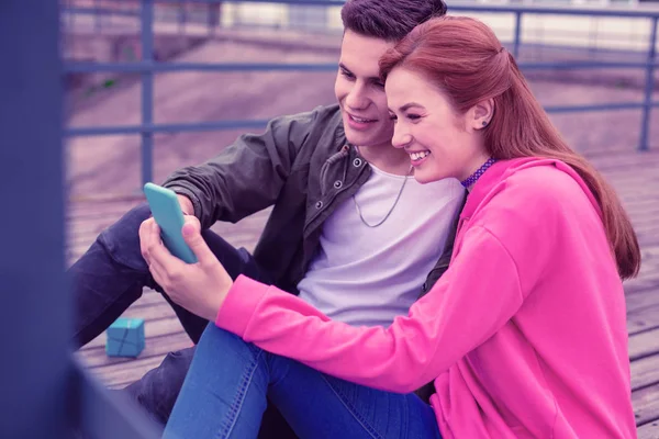 Alegre bom-olhando jovem casal fazendo selfie juntos — Fotografia de Stock