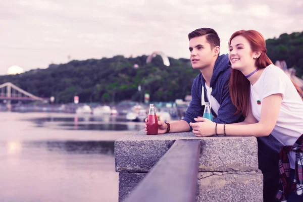 Inspirerad mörkhårig kille som tittar på floden utsikt medan du bor med flicka — Stockfoto