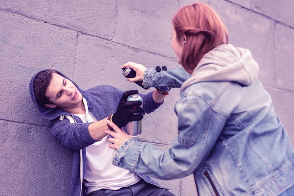 Aktivní mladí manželé se navzájem děsíte barvami sprejů — Stock fotografie