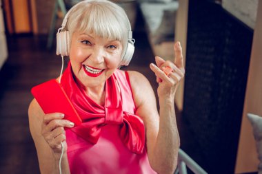 Mutlu bir modern yaşlı kadının portresi