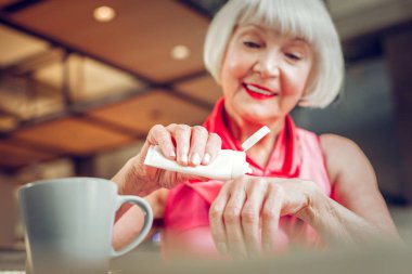 El kremi ile bir şişe seçici odak