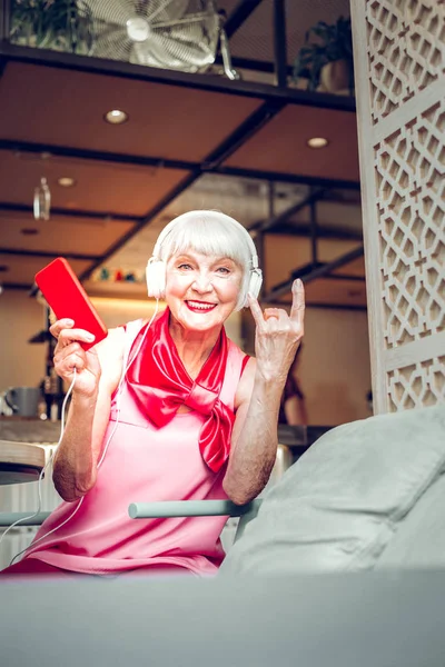 Mulher agradável alegre apreciando sua música em fones de ouvido — Fotografia de Stock