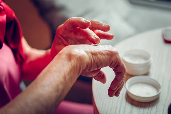 Nahaufnahme der Hand einer netten älteren Frau — Stockfoto