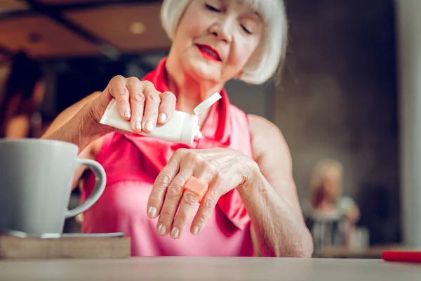 Enfoque selectivo de la mano de una anciana — Foto de Stock