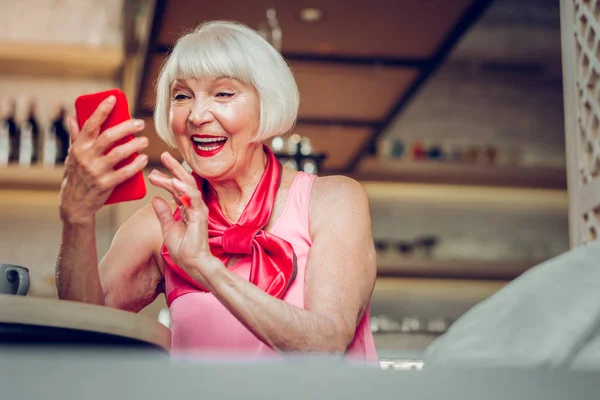 高兴的老年妇女使用她的现代小工具 — 图库照片