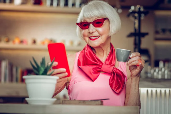 Mulher bonita bebendo uma xícara de café expresso — Fotografia de Stock