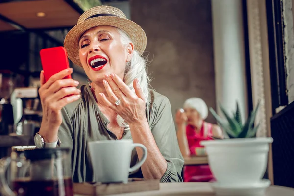 Feliz agradable mujer positiva estar en un gran estado de ánimo — Foto de Stock