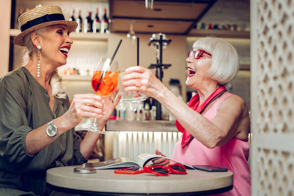 Радостные счастливые женщины, радующиеся своим коктейлям
