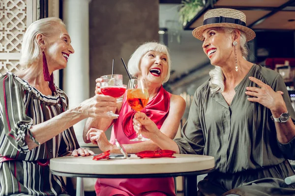 Örömteli korú nők ízletes koktélokat inni együtt — Stock Fotó