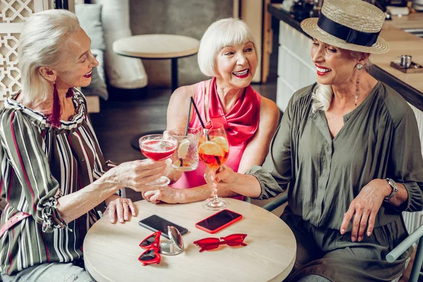 Glada lyckliga kvinnor möte i restaurangen — Stockfoto