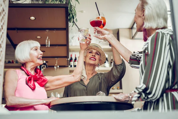 Låg vinkel av fina glada åldrade kvinnor — Stockfoto