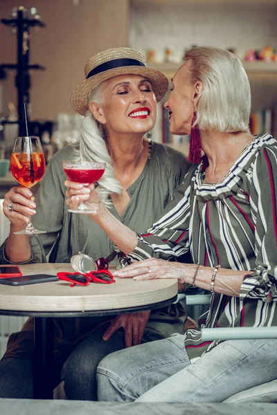 Mulheres idosas positivas alegres desfrutando de seu encontro — Fotografia de Stock