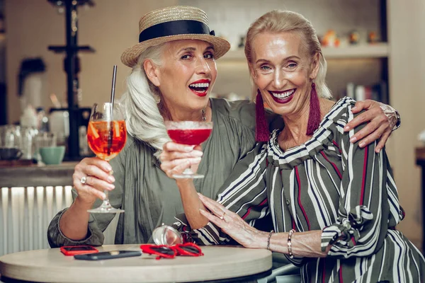 Encantadas mujeres ancianas elegantes que se reúnen en el restaurante —  Fotos de Stock