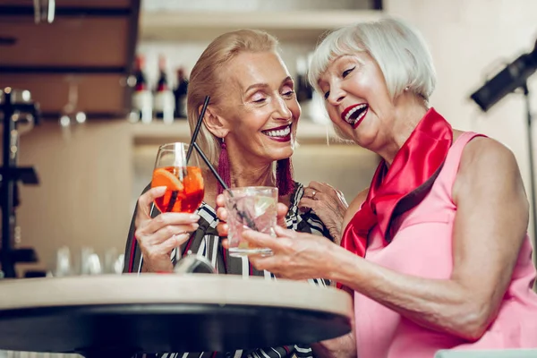Низкий угол наслаждения красивыми пожилыми женщинами — стоковое фото