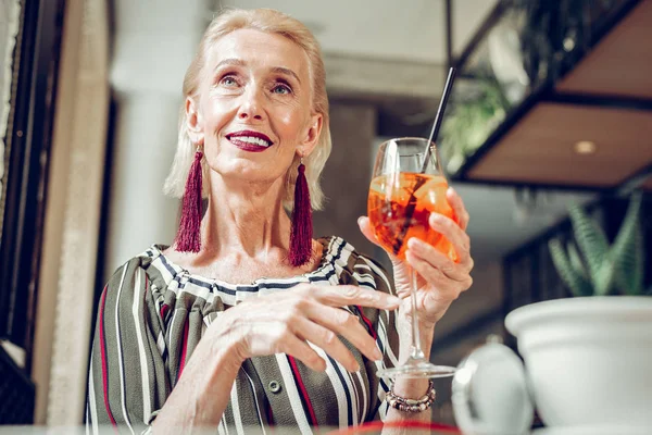 Joyeuse femme rêveuse reposant dans le restaurant — Photo