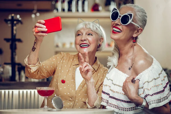 Feliz anciana posando para selfie juntos —  Fotos de Stock