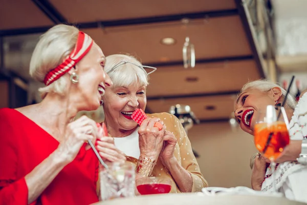 Baixo ângulo de alegres mulheres idosas felizes — Fotografia de Stock