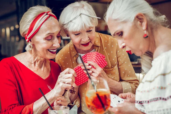 Joyful Nice åldern kvinnor spelar poker tillsammans — Stockfoto