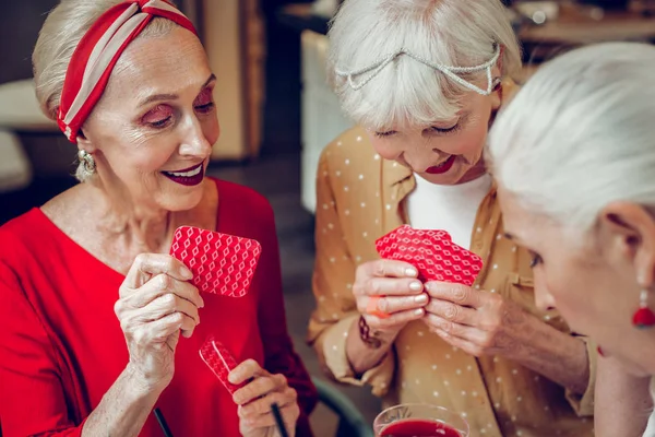 Deliziose donne di bell'aspetto che giocano un gioco — Foto Stock