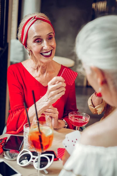 Mooie vrolijke vrouw kijkt naar haar vriend — Stockfoto