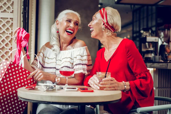 Felice belle donne ridendo insieme nel ristorante — Foto Stock