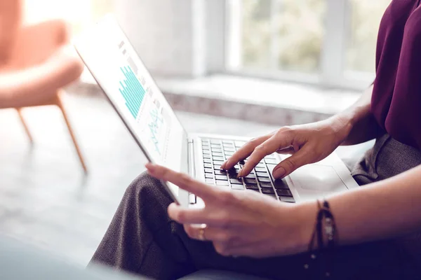 Nahaufnahme eines charmanten mittleren erwachsenen Managers, der Charts macht — Stockfoto