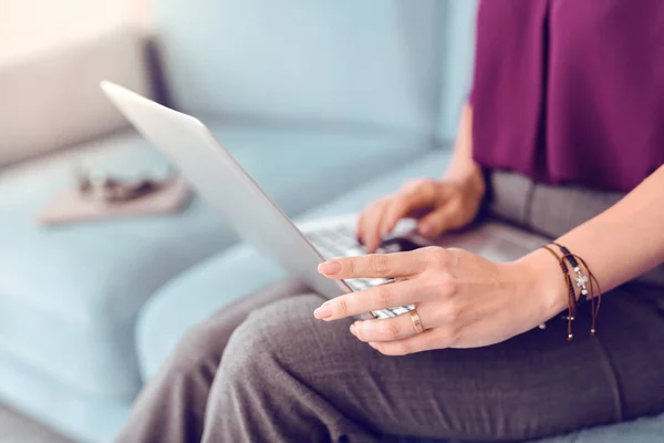 Imagem de close-up de uma mulher segurando um laptop cinza — Fotografia de Stock