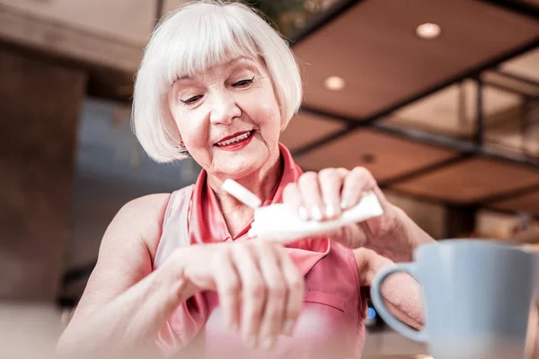 Atento alegre dama con bob corte de pelo frotando crema nutritiva —  Fotos de Stock