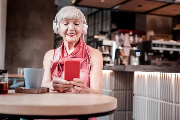 Pacifica mujer de pelo corto disfrutando de música favorita — Foto de Stock