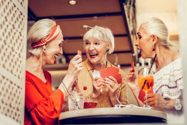 Lachen oude dames zijn extreem gokken tijdens het spelen van kaarten — Stockfoto