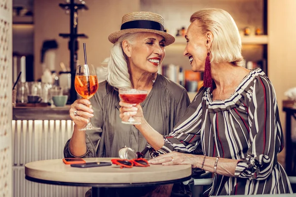 Vackra gråhåriga eleganta kvinnor vilar i en bar — Stockfoto