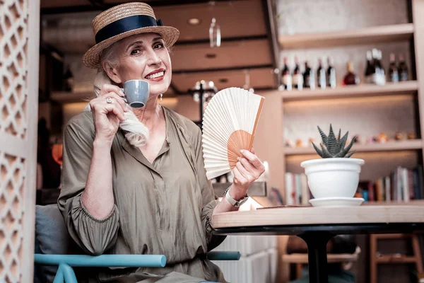 Sugárzó, hosszú hajú nő meleg napot tölt egy kávézóban — Stock Fotó