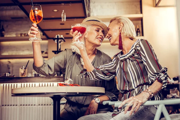 Szép jól karbantartott idős nők élvezik az időt együtt — Stock Fotó