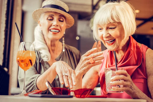 Sorrindo amigos seniores de cabelos grisalhos tendo discussão ativa — Fotografia de Stock