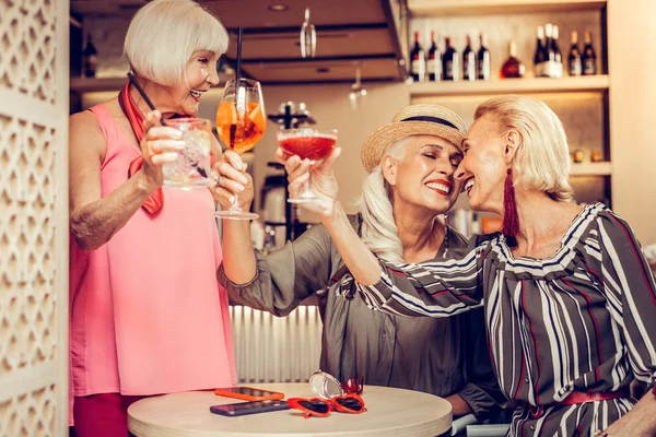 Freundliche alte Damen in stylischem Outfit trinken Cocktails — Stockfoto