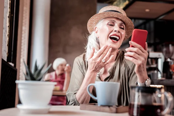 Emozionato bella vecchia donna ridendo durante la conversazione — Foto Stock