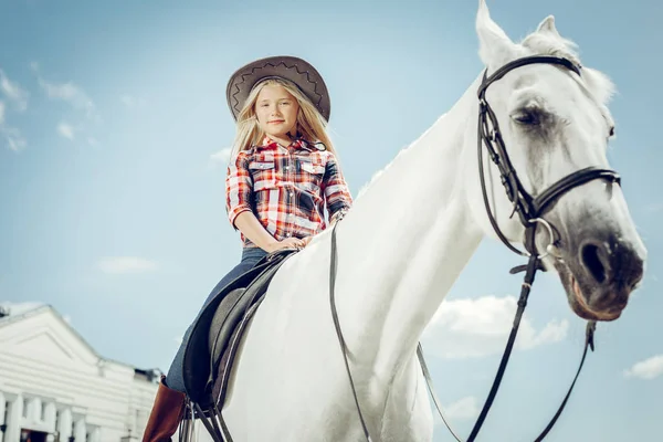 Buena chica segura sentada en el caballo —  Fotos de Stock