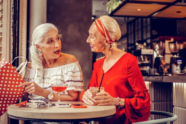 Elegant snygg korthårig kvinna pratar med sin vän — Stockfoto