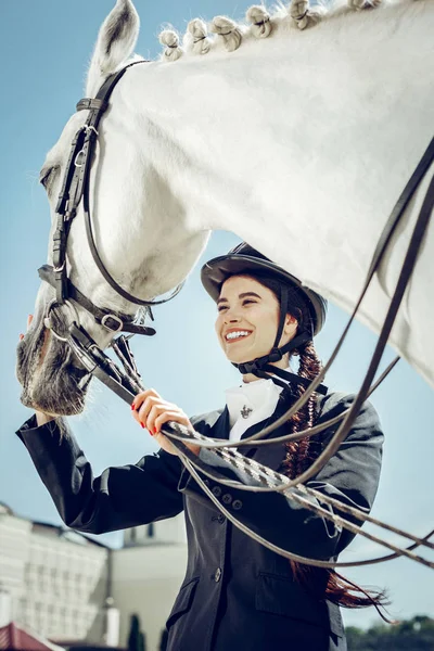 Bajo ángulo de una buena mujer positiva con su caballo — Foto de Stock