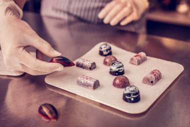 Şeker alan kadın ellerinin yakın