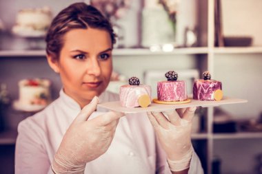 Konsantre esmer fırıncı tatlı kalitesini kontrol