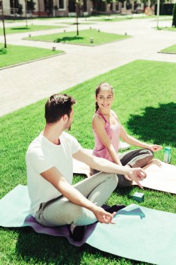 Birbirlerine bakan mutlu çift.