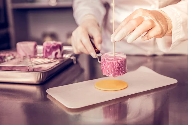 Fokussiertes Foto weiblicher Hände, die ein Dessert herstellen — Stockfoto